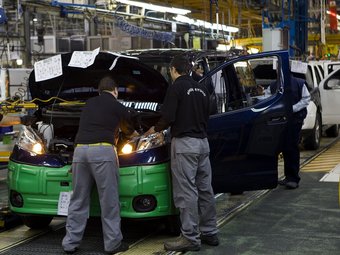 Treballadors de Nissan treballen en la cadena de muntatge de la furgoneta NV200 MANOLO GARCIA / ARXIU