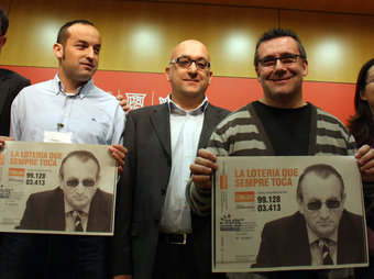 Representants del Bloc mostren una reproducció de la participació amb la imatge de Fabra JOSÉ SOLER / ACN