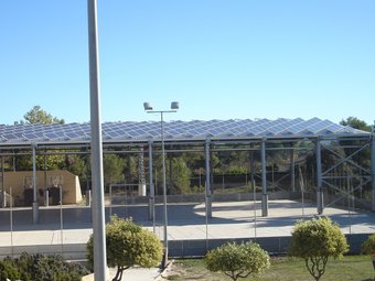 Una imatge de la planta solar fotovoltaica al Poliesportiu de Banyeres de Mariola. B.SILVESTRE