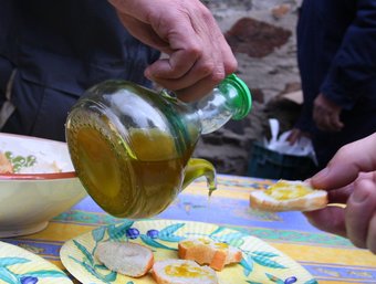 Durant la mostra el visitant pot fer tastets de diversos olis.  LL.SERRAT