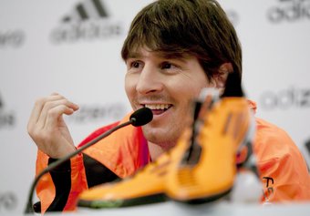 Messi, somriu, ahir en la presentació de les seves noves botes. efe
