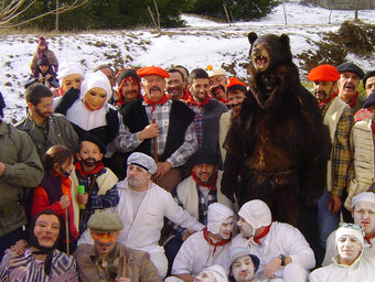 Festa de l'ós de Sant Llorenç de Cerdans amb Segolène Neuville en el requadre. EL PUNT