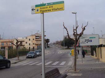 L'únic rètol que hi ha a Figueres, al carrer Ter, indicant la ubicació de l'estació del TAV. J.P
