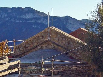 Sant Martí de Talaiìxà durant la primera fase de les obres de la seva reconstrucció. R. E. 