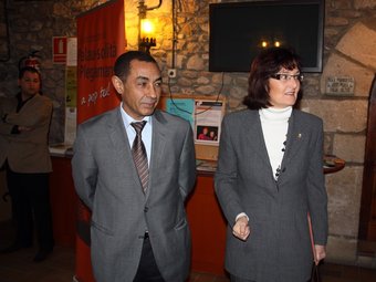 El cònsol marroquí, Goulam Maichane, ahir, amb l'alcaldessa Mercè Pla JAUME VENTURA / ACN