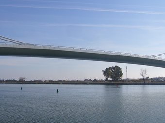L'empresa FCC Construcción va instal·lar ahir 4 boies de formigó al riu Ebre, pel qual va ser necessari tallar al trànsit Lo Passador. L.M
