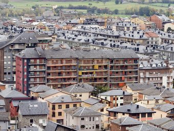Teulades de la Seu d'Urgell , capital de l'Alt Urgell i ciutat aspirant a liderar econòmicament el Pirineu GABRIEL MASSANA
