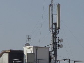 Una antena de telefonia mòbil en el terrat d'una casa, en una imatge d'arxiu. G.A