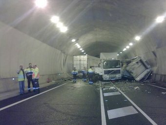 Els dos camions accidentats dins el túnel La Sala de l'eix Vi-Olot, ahir. JOAN GUIRADO /SETMANARI LA GARROTXA