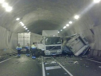 El túnel va quedar tallat força hores perquè els camions estaven entravessats a la via JORDI GUIRADO