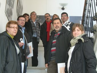 El batlle del Perelló Ferran Cid i Martí i el Batlle d'Elna Nicolas Garcia amb elegits i tècnics dels respectius ajuntaments, en una visita a la maternitat d'Elna.