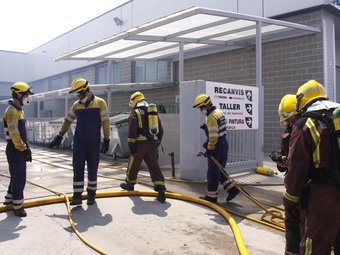 Un grup de bombers durant l'extinció d'un incendi a Fornells de la Selva.  ARXIU