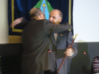 Sancho abraça el nou alcalde de l'Ampolla després d'entregar-li la vara. L.M