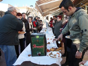 Durant les mateixes festes de Sant Sebastià es va organitzar un esmorzar popular davant del Casal Cultural. E. MAGRE