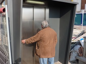 Un usuari fa funcionar l'ascensor de la plaça Pau Vila de Vilassar de Mar que feia mig any que estava instal·lat. LL.A