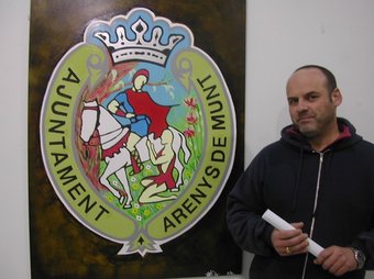 L'artista Josep Lluís Sueiro amb la seva obra sobre l'escut que fa servir l'Ajuntament. E.F