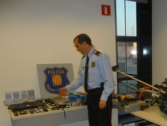 L'inspector en cap de la comissaria de Tortosa va mostrar ahir a la tarda el centenar d'objectes recuperats. G.M