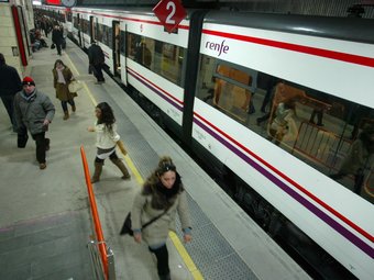 Passatgers arribats en un tren de Rodalies a l'estació de plaça de Catalunya, ahir. QUIM PUIG
