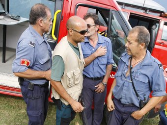 Tasques de recerca dels bombers d'un boletaire a Tregurà, l'agost passat LLUÍS SERRAT