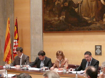 La sessió d'ahir del ple de la Diputació Girona, amb la nova disposició a presidència.