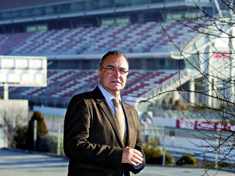 Ramon Praderas, a la foto davant de la tribunal principal del Circuit de Catalunya, pensa que la instal·lació ha d'explorar noves fórmules per millorar els ingressos.  ORIOL DURAN