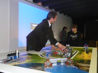El director de la First Lego League a Espanya, David Serra, tot fent una demostració M.C.B