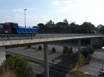 La passera per a vianants es construirà al costat del pont que passa per sobre de l'autopista C-32 a Sant Vicenç. LL.A