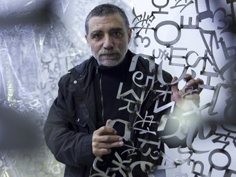 Plensa, ahir al seu taller de Sant Feliu de Llobregat, agafat a una de les seves escultures de lletres d'alfabets ROBERT RAMOS