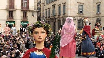 Ballada de gegantonsi cercavila a la plaça de sant Jaume durant les festes de Santa Eulàlia de l'any passat.  INSTITUT DE CULTURA DE BARCELONA