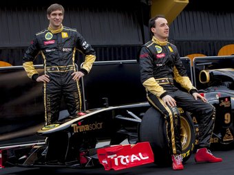 Petrov i Kubica (Lotus Renault R31), i el Team Lotus T128.  EFE