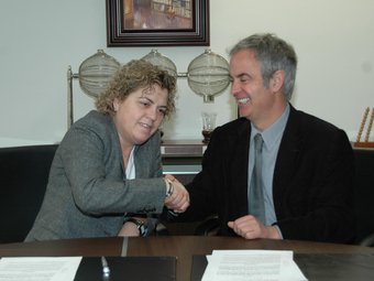 Teresa Palahí i Lluís Peñuelas, ahir a la seu de l'ONCE a Barcelona, després de signar el conveni ONCE