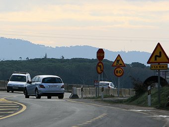 El tram del desdoblament de l'N-II entre Sils i Caldes, amb les obres aturades i cartells preventius i de limitació de velocitat, ahir. MANEL LLADÓ