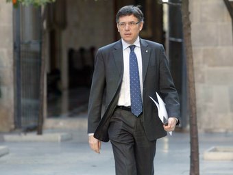 El conseller Recoder al Palau de la Generalitat dirigint-se cap a la reunió del consell executiu de cada dimarts. JUANMA RAMOS