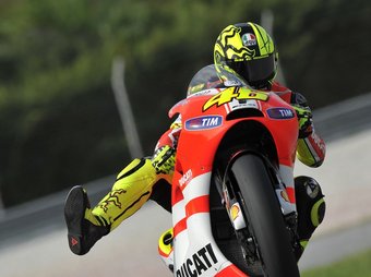 Rossi aixeca la moto en la jornada d'ahir. DUCATI CORSE PRESS