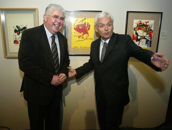 Alcoberro i Mascarell, ahir a la presentació de la mostra, davant dels originals de Miró, Tàpies i Clavé. JUANMA RAMOS