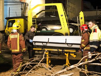 El camió accidentat encastat contra la nau de Transports Jordi i el cos del conductor LLUÍS SERRAT