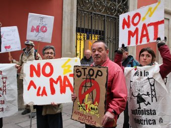 Veïns anitMAT van rebre amb pancartes els delegats de REE a Lleida fa dues setmanes. D.M