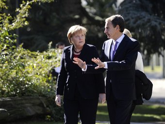 La cancellera Angela Merkel i el president Rodríguez Zapatero als jardins de la Moncloa.  L'ECONÒMIC