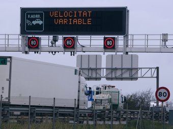 Panell de velocitat variable a l'autopista c-32 entre Viladecans i Sant Boi de Llobregat ORIOL DURAN