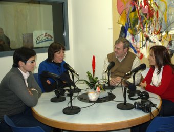 Els representants de la XEMV a l'estudi central de Ràdio Pego. SARA DÍAZ