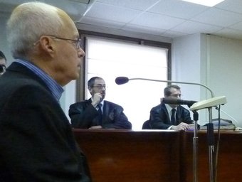 Donald Máximo Santiago Almazán assegut ahir al bancs dels acusats de l'Audiència de Girona Ò.P