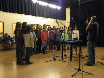 Jaume Sala -a la dreta-, tot dirigint la gravació de la cançó COR SANT ESTEVE