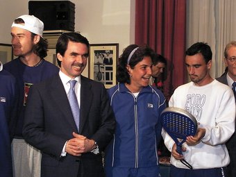 José Maria Aznar fa broma amb Arantxa Sánchez- Vicario, Alberto Berasategui (d) i Carlos Moyá (e) durant una visita al R.C. Tennis de Barcelona, el febrer de 200, amb motiu del centenari del club.  ARXIU