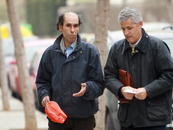 Mohamed Halile, àlies “Bin Laden”, a l'esquerra, amb el seu advocat Joaquim Vila, ahir al jutjat de Figueres. MANEL LLADÓ