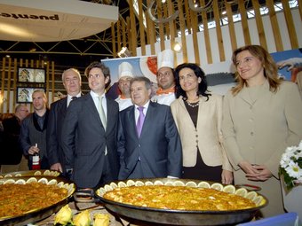 Rus i la consellera en una obertura de fira l'any 2008 amb altres polítics. ARXIU