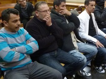 Els cinc acusats moments abans de començar el judici a ll'Audiència de Girona Ò.P