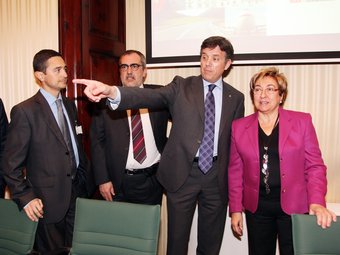 Lluís Recoder, assenyalant amb el dit, ahir en la seva primera compareixença ahir al Parlament. ANDREU PUIG
