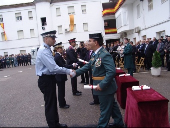 Felicitació a agents de la Jonquera durant els actes de la festa de la Guàrdia Civil T. SOLER