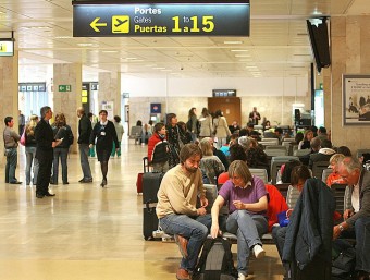 Viatgers esperant a la terminal de l'aeroport de Girona. MANEL LLADÓ