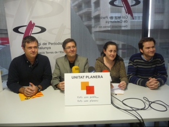 Marc March , al centre de la imatge amb Montse Querol i els responsables municipals d'ERC i el PSC a l'Ebre. R.R